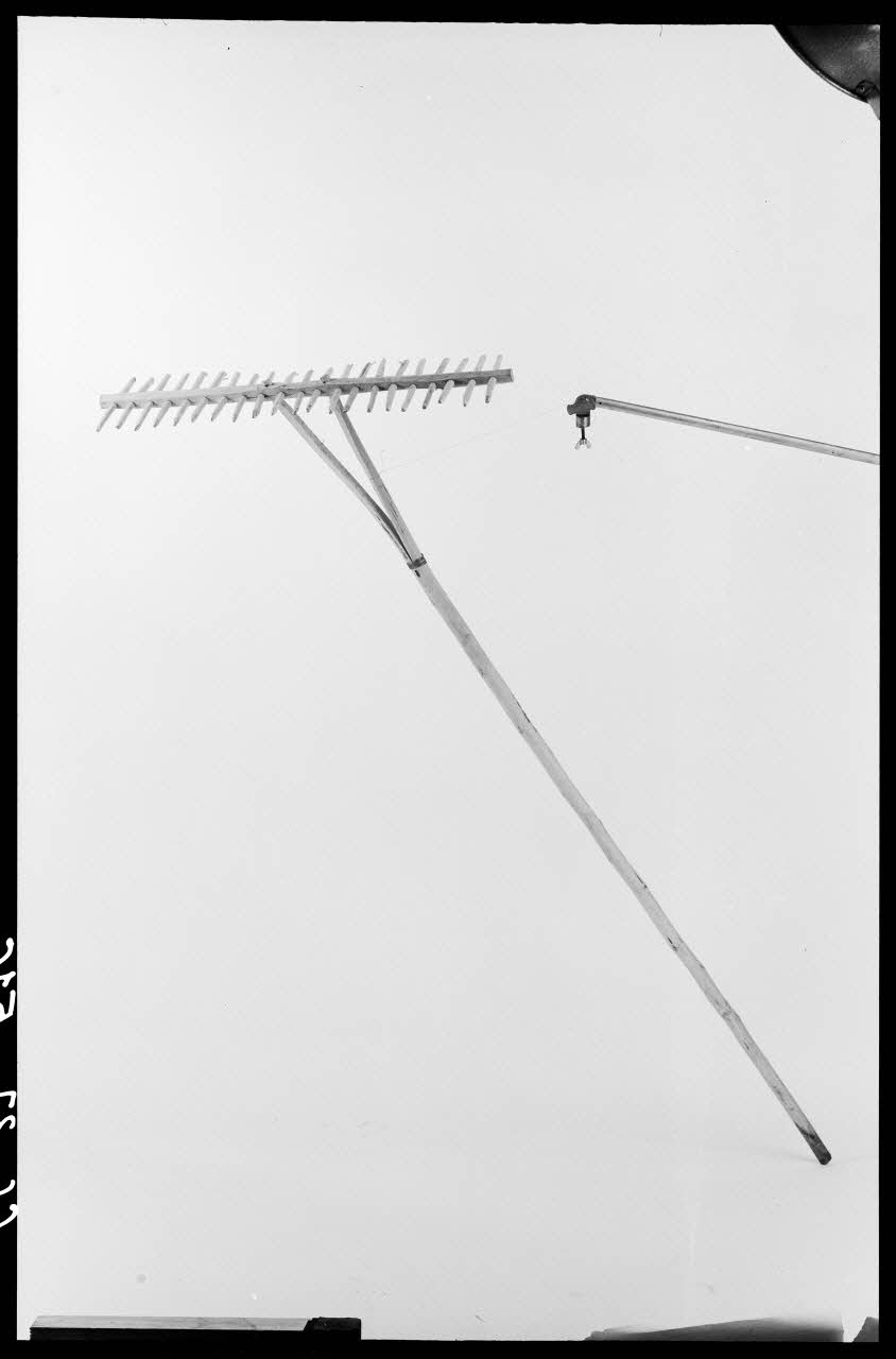 Alain Guey photographie Râteau à foin en bois Ile-de-France, France 1966/9/1 Ph.1966.37.516 Photo