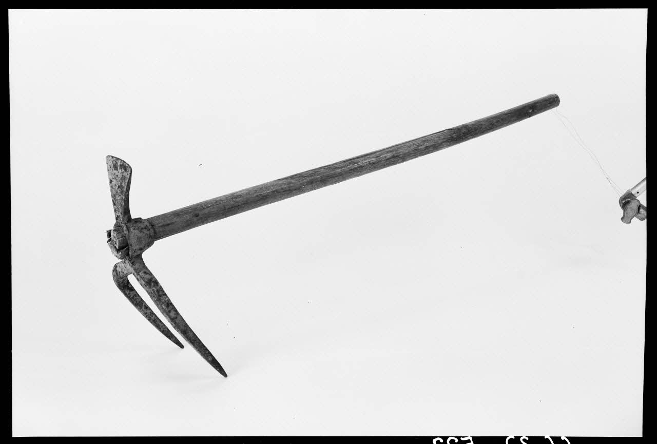 Alain Guey photographie Pioche à deux dents avec panne Ile-de-France, France 1966/9/1 Ph.1966.37.522 Photo