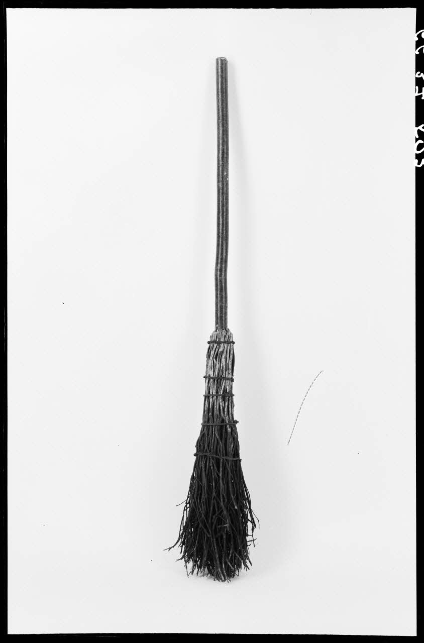 Alain Guey photographie Balai d'étable Ile-de-France, France 1966/9/1 Ph.1966.37.523 Photo