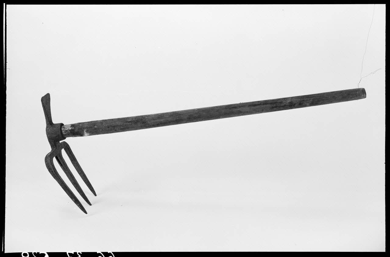 Alain Guey photographie Pioche à trois dents avec panne Ile-de-France, France 1966/9/1 Ph.1966.37.529 Photo