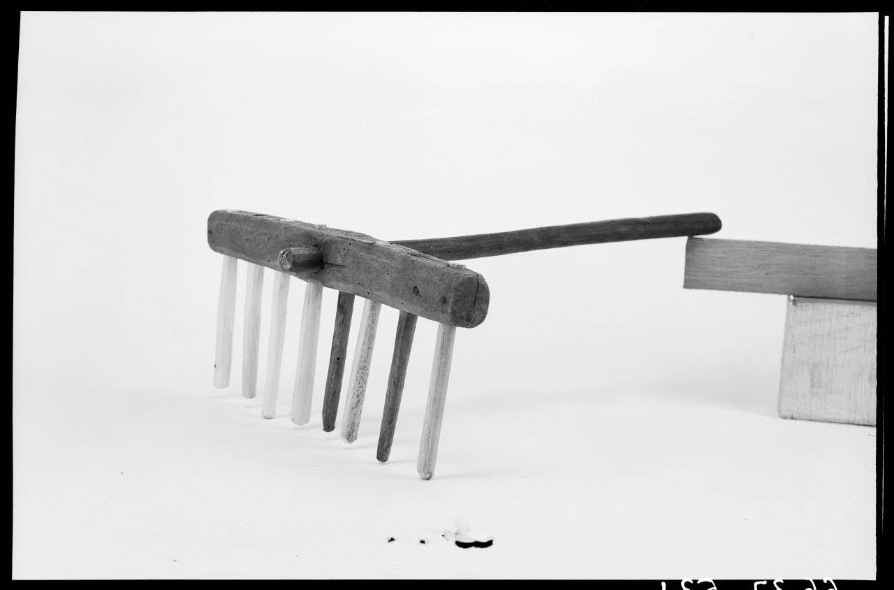 Alain Guey photographie Râteau à châtaignes en bois Ile-de-France, France 1966/9/1 Ph.1966.37.531  Photo