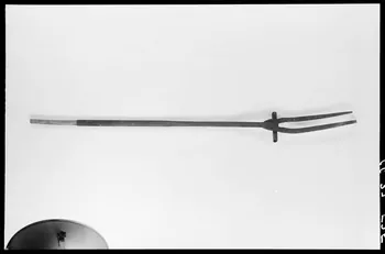 Alain Guey photographie Fourche pour extraire les pieds de gentiane. Fer et tube avec soudure moderne Ile-de-France, France 1966/9/1 Ph.1966.37.535 Photo