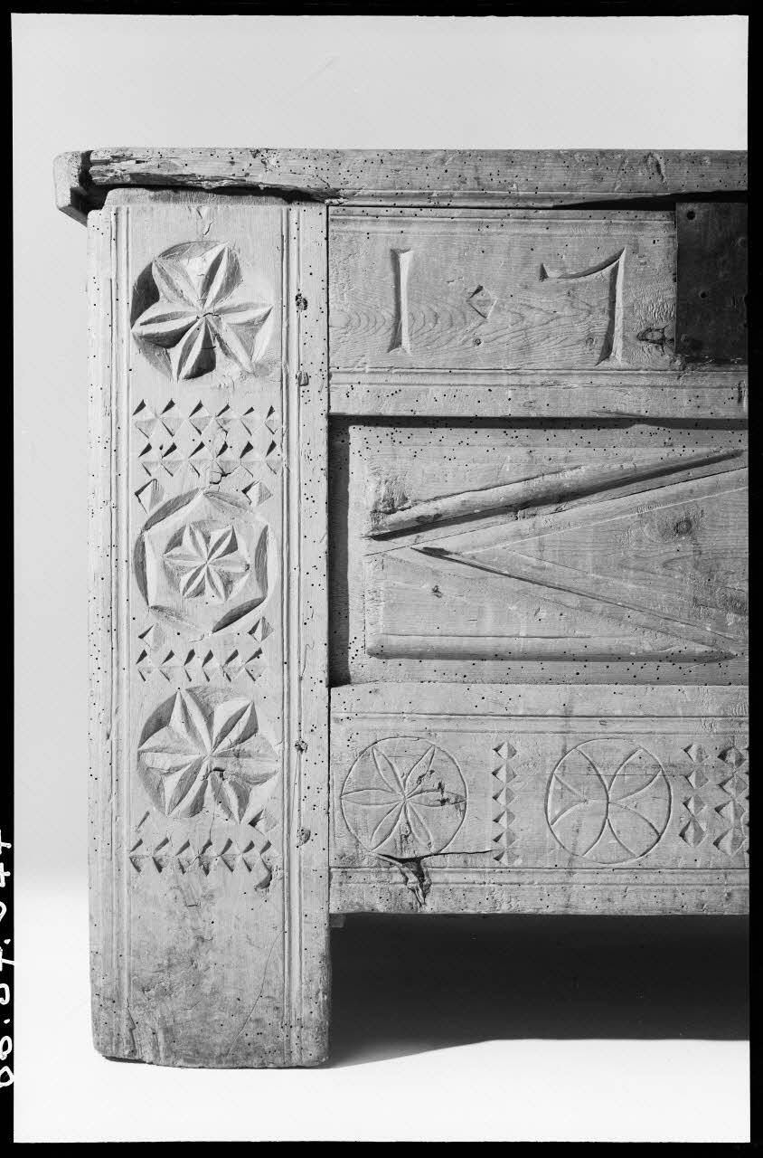 Alain Guey photographie Coffre de mariage provenant du Queyras (détail gauche) Ile-de-France, France 1966/9/1 Ph.1966.37.547 Photo