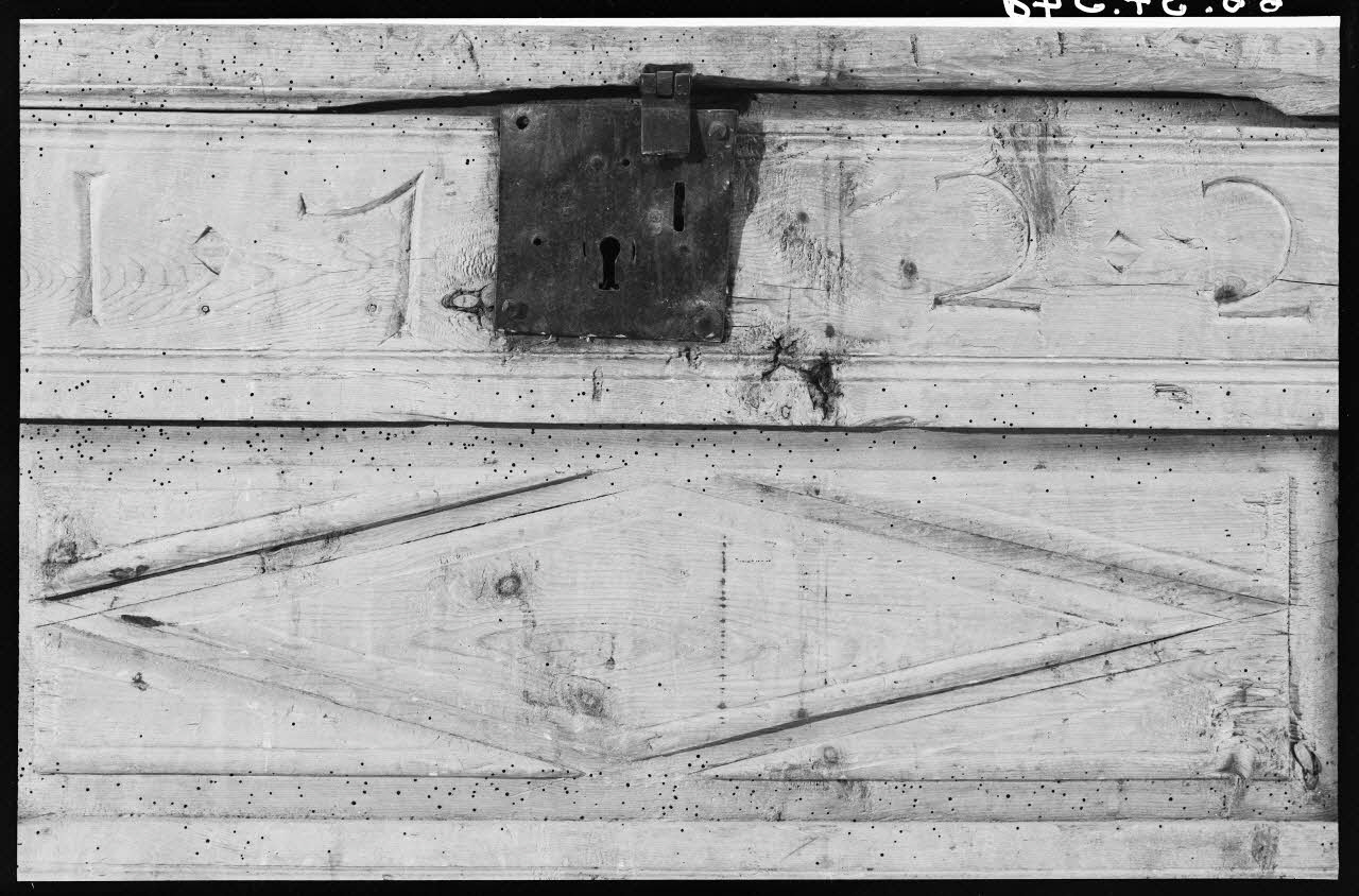 Alain Guey photographie Coffre de mariage provenant du Queyras (détail de la serrure) Ile-de-France, France 1966/9/1 Ph.1966.37.548 Photo