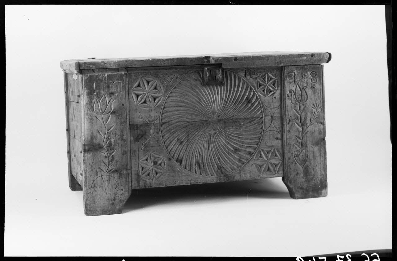 Alain Guey photographie Coffre provenant de Montbardon (Hautes-Alpes) Ile-de-France, France 1966/9/1 Ph.1966.37.549 Photo