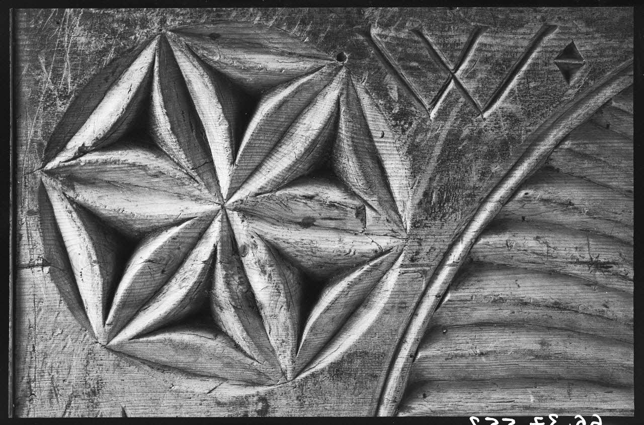 Alain Guey photographie Coffre provenant de Montbardon (Hautes-Alpes) (détail) Ile-de-France, France 1966/9/1 Ph.1966.37.552 Photo