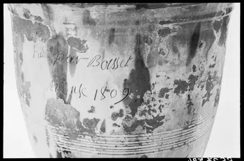 Alain Guey photographie Vase daté de 1809 Ile-de-France, France 1966/12/1 Ph.1966.37.594 Photo