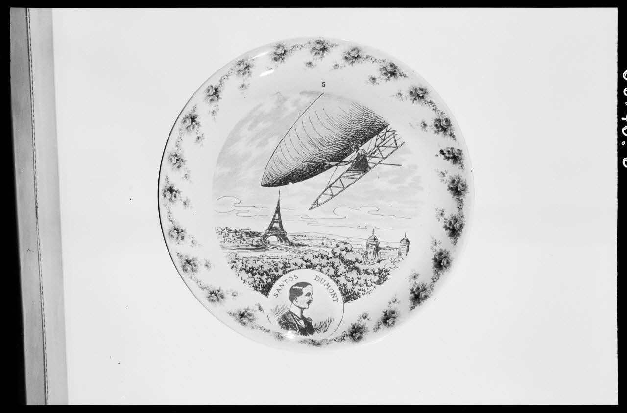 Alain Guey photographie Assiette représentant Santos Dumont Ile-de-France, France 1966/3/1 Ph.1966.40.6 Photo