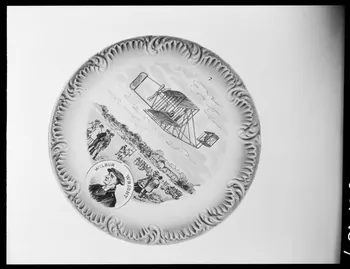 Alain Guey photographie Assiette représentant Wilbur Wright Ile-de-France, France 1966/3/1 Ph.1966.40.7 Photo