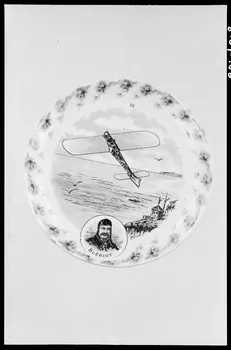 Alain Guey photographie Assiette représentant Blériot Ile-de-France, France 1966/3/1 Ph.1966.40.8 Photo