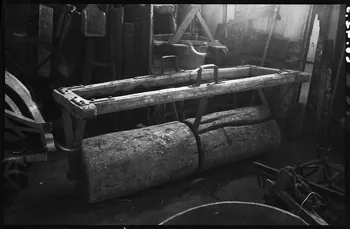 Alain Guey photographie Rouleau en bois et fer Ile-de-France, France 1966/2/1 Ph.1966.42.5 Photo