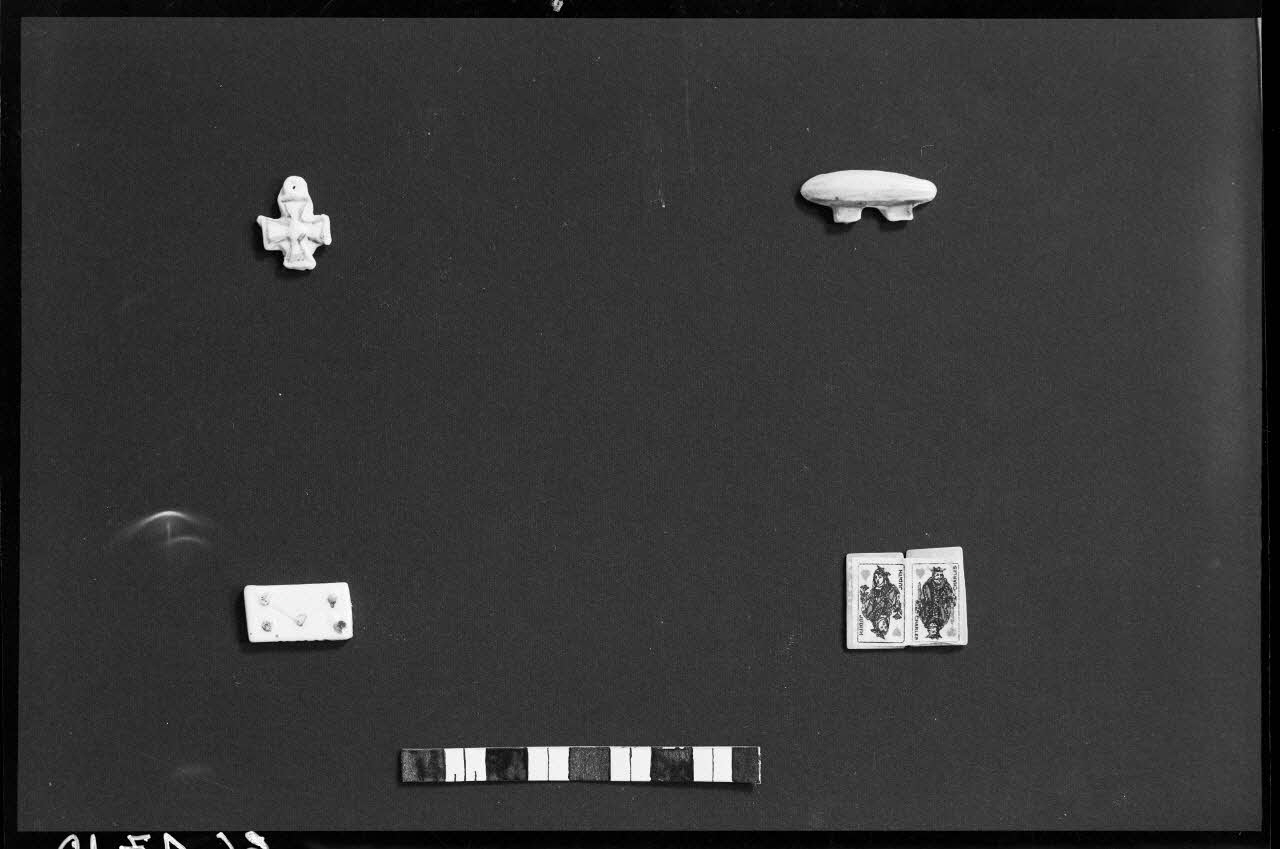 Alain Guey photographie Assortiments de fèves : croix, ballon dirigeable, enveloppe cachetée, cartes à jouer France 1966/3/1 Ph.1966.47.10 Photo