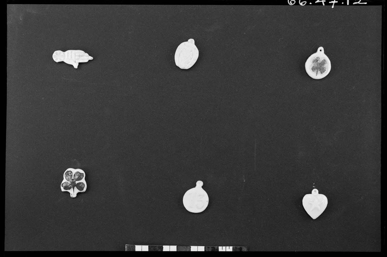 Alain Guey photographie Fèves liées à la superstition : main, fer à cheval, trèfles à quatre feuilles et cœur France 1966/3/1 Ph.1966.47.12 Photo