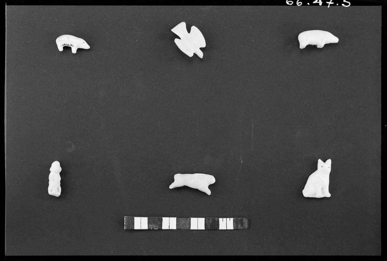 Alain Guey photographie Assortiment de fèves : cochons, oiseaux aux ailes déployées, cochon, singe, lièvre, chat France 1966/3/1 Ph.1966.47.5 Photo