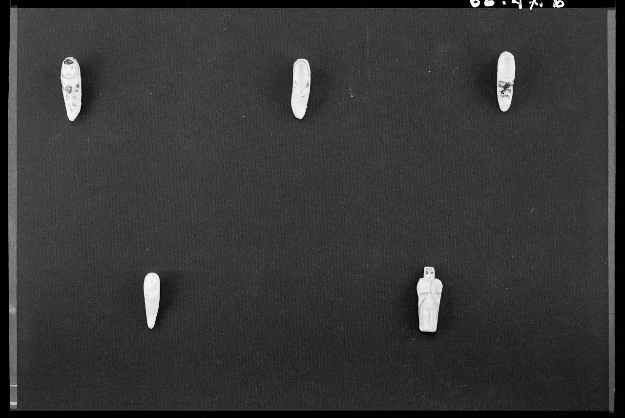Alain Guey photographie Assortiment de fèves :  sabots et bonhomme France 1966/3/1 Ph.1966.47.6 Photo