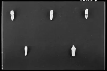 Alain Guey photographie Assortiment de fèves :  sabots et bonhomme France 1966/3/1 Ph.1966.47.6 Photo