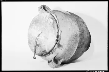 Alain Guey photographie Tambour à friction en terre vernissée. Vue de trois-quarts Ile-de-France, France 1966/3/1 Ph.1966.51.19 Photo