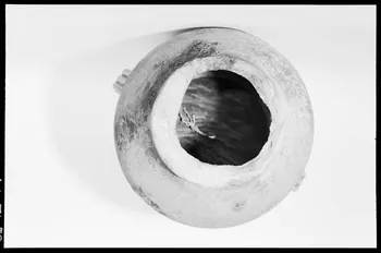 Alain Guey photographie Tambour à friction. Le fond creuse Ile-de-France, France 1966/3/1 Ph.1966.51.20 Photo