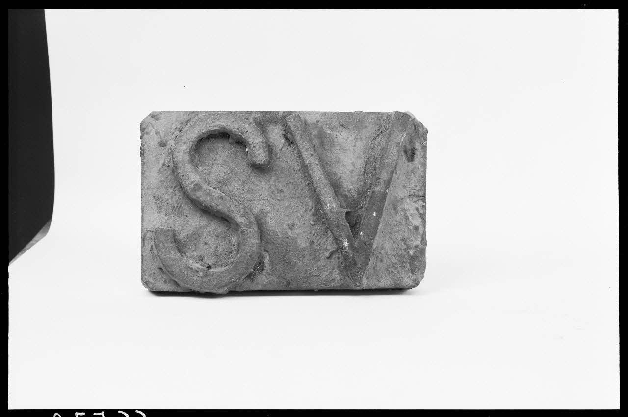 Alain Guey photographie Contremarque pour les ovins : "SV" de Saint-Véran. Bois Ile-de-France, France 1966/4/1 Ph.1966.57.2 Photo