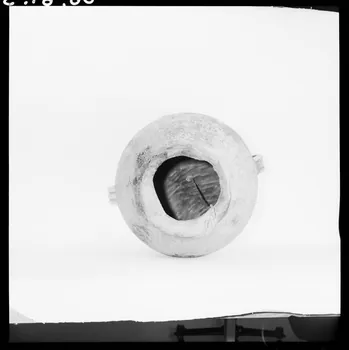 Alain Guey photographie Tambour à friction (voir photographie Ph.1965.333.1 et photographies Ph.1966.51.18 à 20) France 1966/4/1 Ph.1966.61.3 Photo