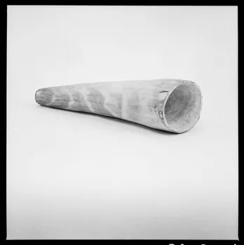 Alain Guey photographie Trompe "evorno" en sapin. Aubrac RCP. Provenant de Saint-Laurent-de-Veyres (Lozère) France 1966/4/1 Ph.1966.61.4 Photo