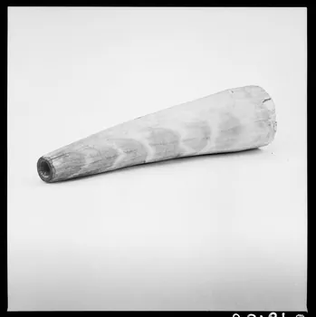 Alain Guey photographie Trompe "evorno" en sapin. Aubrac RCP. Provenant de Saint-Laurent-de-Veyres (Lozère) France 1966/4/1 Ph.1966.61.5 Photo