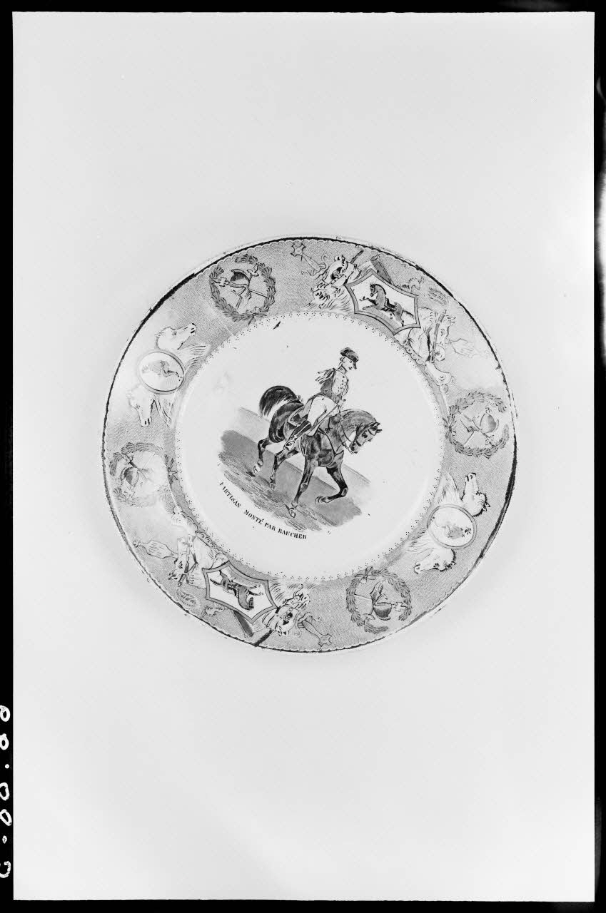 Alain Guey photographie "Partisan monté par Baucher". Assiette en faïence bleue à décor de couleur. Creil et Montereau Ile-de-France, France 1966/5/1 Ph.1966.88.3 Photo