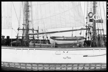 Alain Guey photographie Détail de maquette d'une goélette islandaise de Paimpol. Canot de sauvetage, voile et cordages Ile-de-France, France 1966/11/7 Ph.1966.117.2  Photo