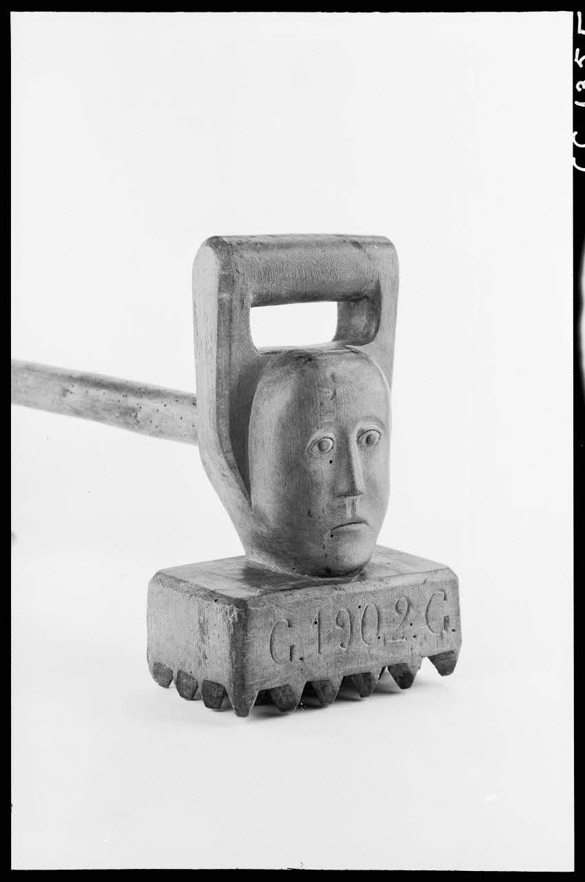 Alain Guey photographie Bouc en bois sculpté pour broyer la tome. Provenant d'Aubrac. Vue de face Ile-de-France, France 1966/11/1 Ph.1966.135.5 Photo