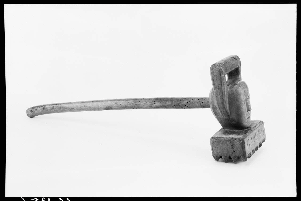 Alain Guey photographie Bouc en bois sculpté pour broyer la tome. Provenant d'Aubrac. Vue de profil Ile-de-France, France 1966/11/1 Ph.1966.135.6 Photo
