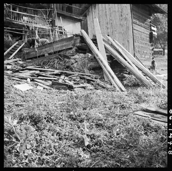 Jacques Pasquet photographie Grenier savoyard simple. Opération de démontage. Vue du mur latéral. A gauche, des madriers inférieurs, potelets et sablière basse. Au premier plan, ancelles et madriers Rhône-Alpes, France 1966/11/9 Ph.1966.147.8  Photo Mucem /Pasquet, Jacques