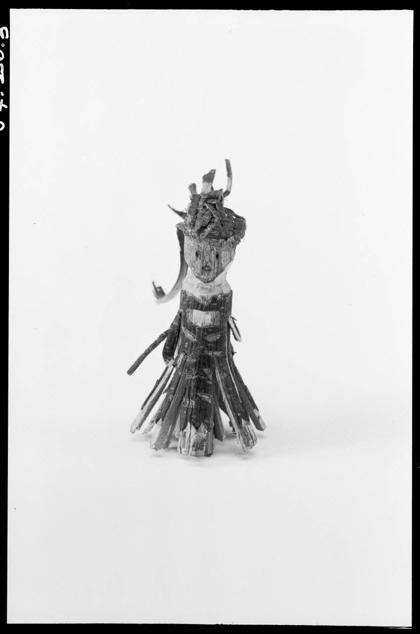 Alain Guey photographie Poupée représentant une fillette en bois et écorce. Provenant d'Ille-et-Vilaine Ile-de-France, France 1967/1/1 Ph.1967.20.3 Photo