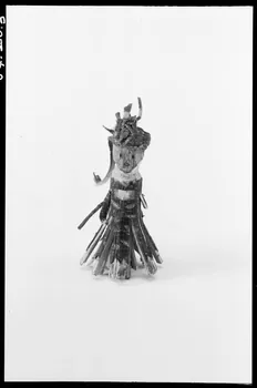 Alain Guey photographie Poupée représentant une fillette en bois et écorce. Provenant d'Ille-et-Vilaine Ile-de-France, France 1967/1/1 Ph.1967.20.3 Photo