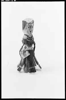 Alain Guey photographie Jouet. Femme tenant un livre. Bois. Provenant d'Ille-et-Vilaine Ile-de-France, France 1967/1/1 Ph.1967.20.4 Photo