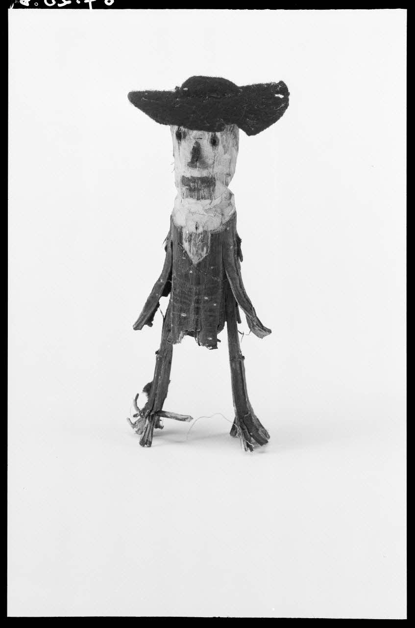 Alain Guey photographie Jouet. Homme avec chapeau. Provenant d'Ille-et-Vilaine Ile-de-France, France 1967/1/1 Ph.1967.20.5  Photo