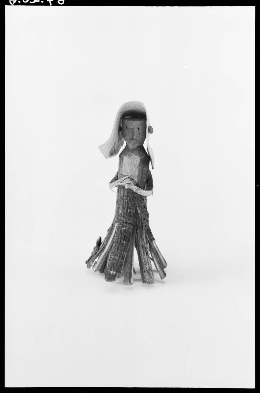 Alain Guey photographie Jouet. Femme avec coiffe. Provenant d'Ille-et-Vilaine Ile-de-France, France 1967/1/1 Ph.1967.20.6  Photo