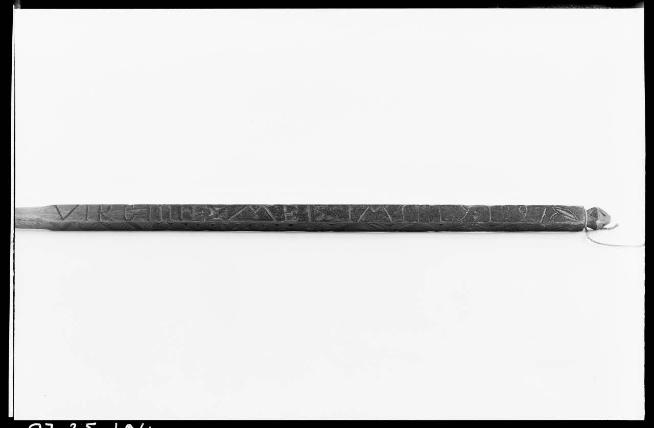 Alain Guey photographie Quenouille avec inscription "Virginie Meissmill 1897" (détail) Ile-de-France, France 1967/3/1 Ph.1967.25.104 Photo