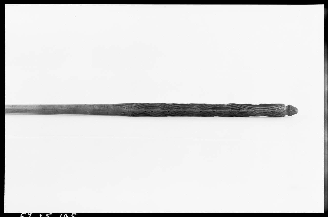 Alain Guey photographie Quenouille provenant de Le Chatelard (Hautes-Alpes) Ile-de-France, France 1967/3/1 Ph.1967.25.105 Photo