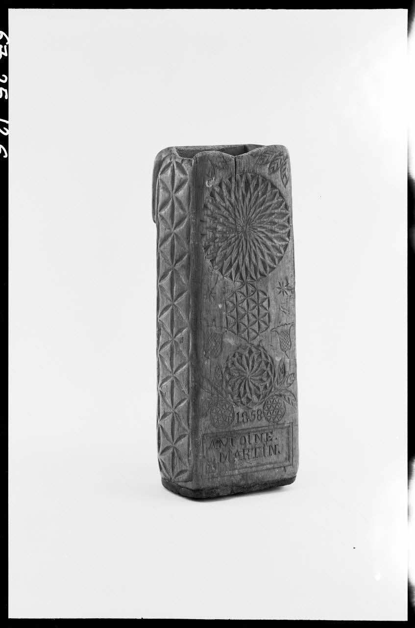 Alain Guey photographie Coffin. Etui de pierre à faux avec inscription "Antoine Martin 1858" Ile-de-France, France 1967/3/1 Ph.1967.25.126 Photo