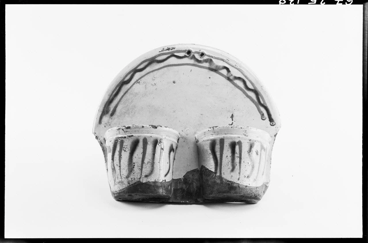 Alain Guey photographie Porte-brosses en terre vernissé Ile-de-France, France 1967/3/1 Ph.1967.25.138 Photo