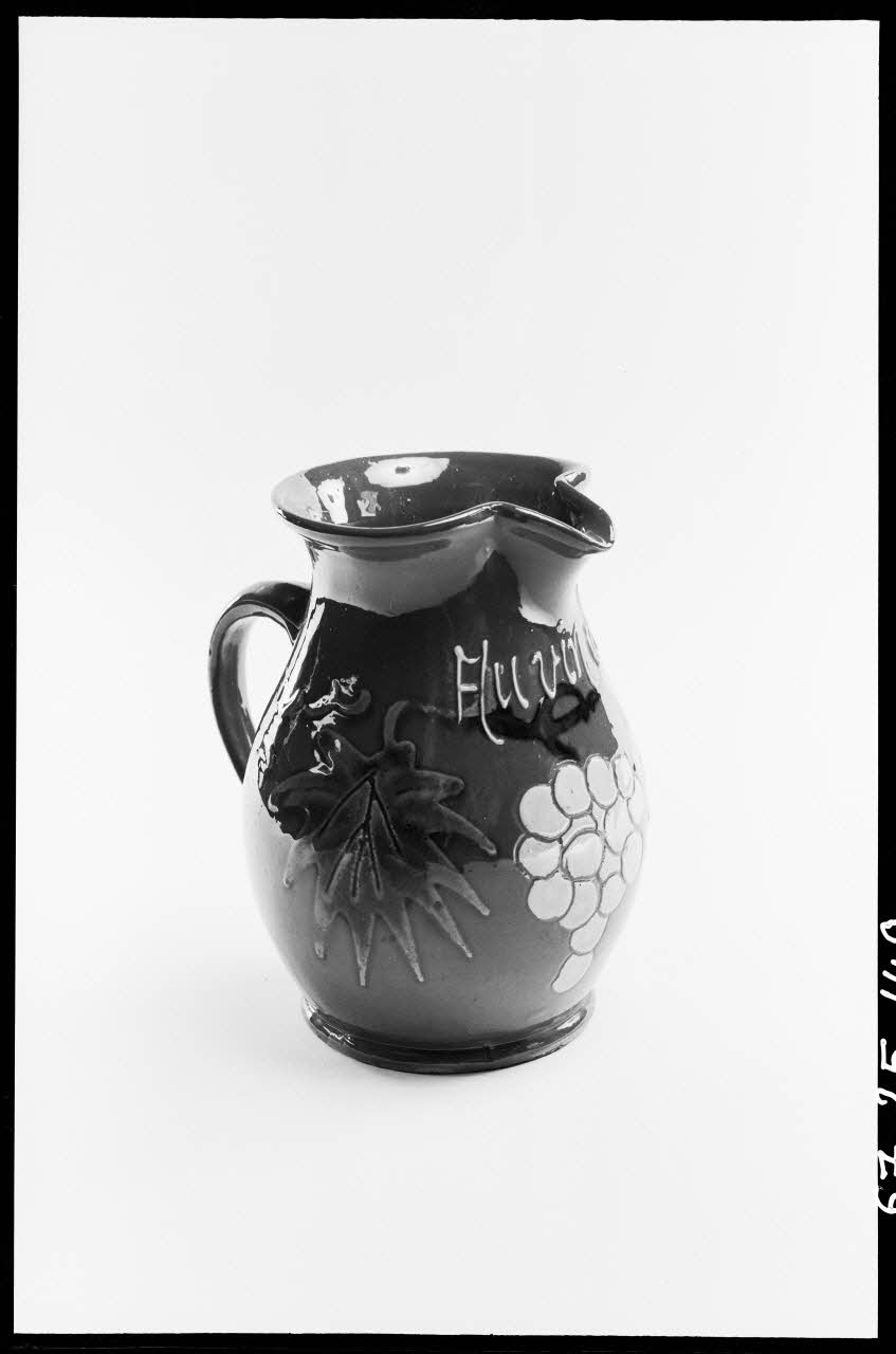 Alain Guey photographie Pichet en terre émaillée avec inscription "Au vin divin" Ile-de-France, France 1967/3/1 Ph.1967.25.140 Photo