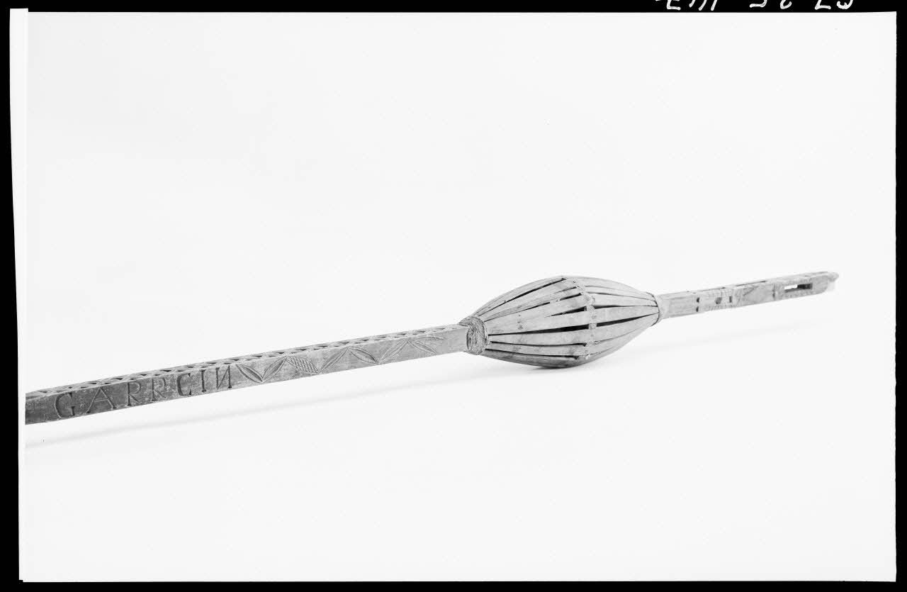 Alain Guey photographie Quenouille provenant d'Anvieux (Hautes-Alpes) Ile-de-France, France 1967/3/1 Ph.1967.25.147 Photo