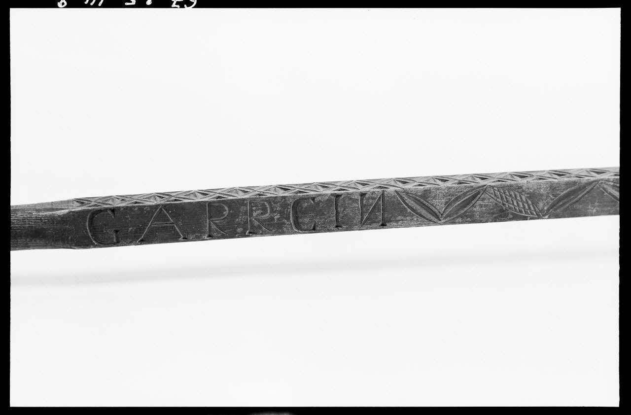 Alain Guey photographie Quenouille provenant d'Anvieux (Hautes-Alpes). Détail de l'inscription "GARCCI N" Ile-de-France, France 1967/3/1 Ph.1967.25.148 Photo