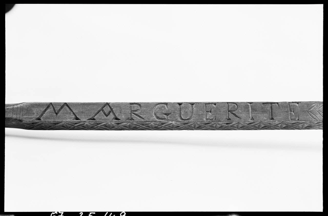 Alain Guey photographie Quenouille provenant d'Anvieux (Hautes-Alpes). Détail de l'inscription "Marguerite" Ile-de-France, France 1967/3/1 Ph.1967.25.149 Photo