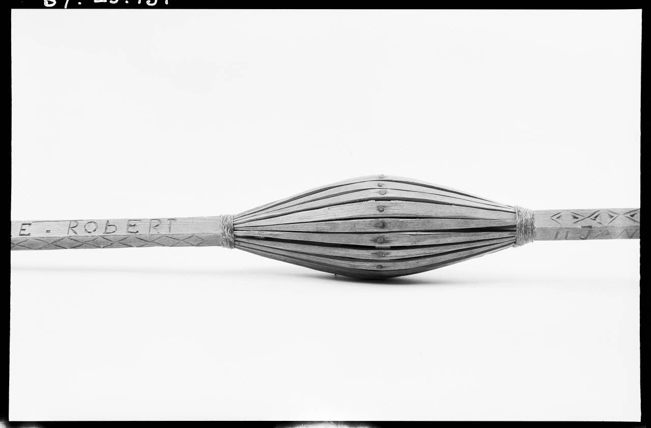 Alain Guey photographie Quenouille provenant d'Anvieux (Hautes-Alpes). Détail de l'inscription "Melanie-Robert" Ile-de-France, France 1967/3/1 Ph.1967.25.151 Photo