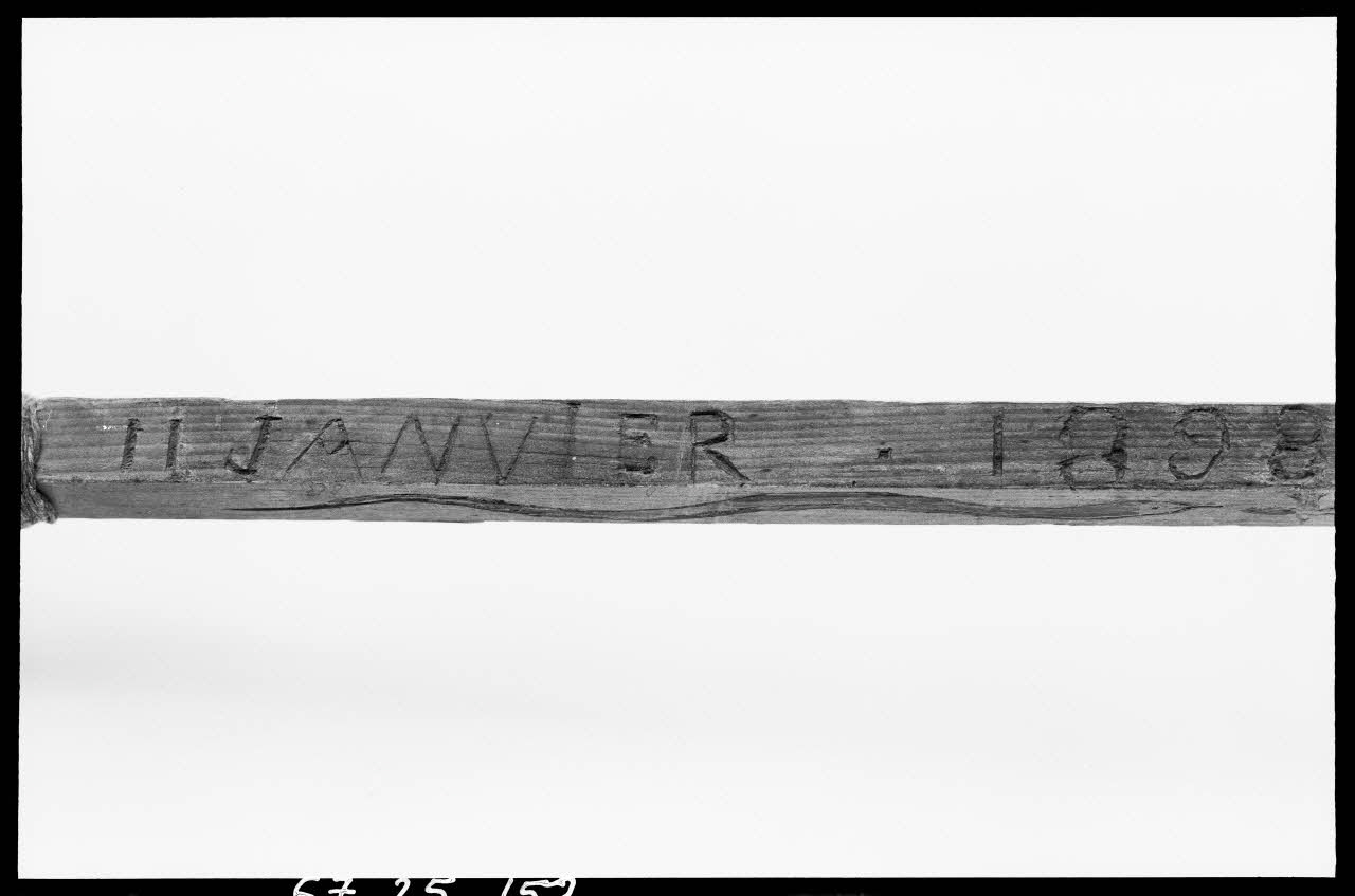 Alain Guey photographie Quenouille provenant d'Anvieux (Hautes-Alpes). Détail de l'inscription "Janvier 1898" Ile-de-France, France 1967/3/1 Ph.1967.25.152 Photo