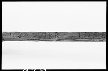 Alain Guey photographie Quenouille provenant d'Anvieux (Hautes-Alpes). Détail de l'inscription "Janvier 1898" Ile-de-France, France 1967/3/1 Ph.1967.25.152 Photo