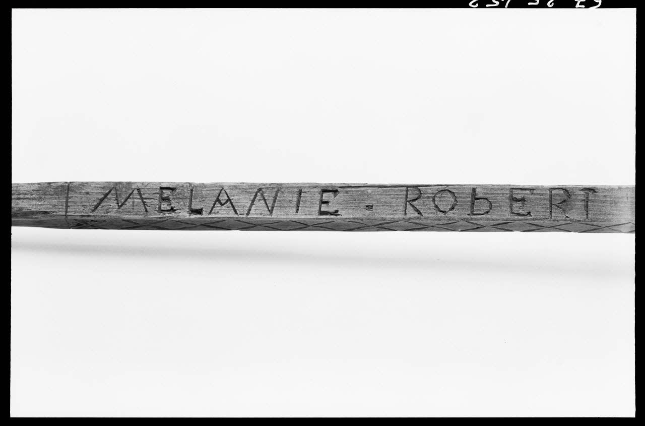 Alain Guey photographie Quenouille provenant d'Anvieux (Hautes-Alpes). Détail de l'inscription "Melanie-Robert" Ile-de-France, France 1967/3/1 Ph.1967.25.153 Photo