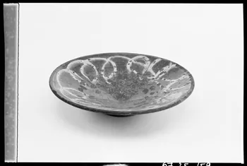 Alain Guey photographie Tourne-omelette. Plat vernissé ocre à motifs jaunes Ile-de-France, France 1967/3/1 Ph.1967.25.159  Photo