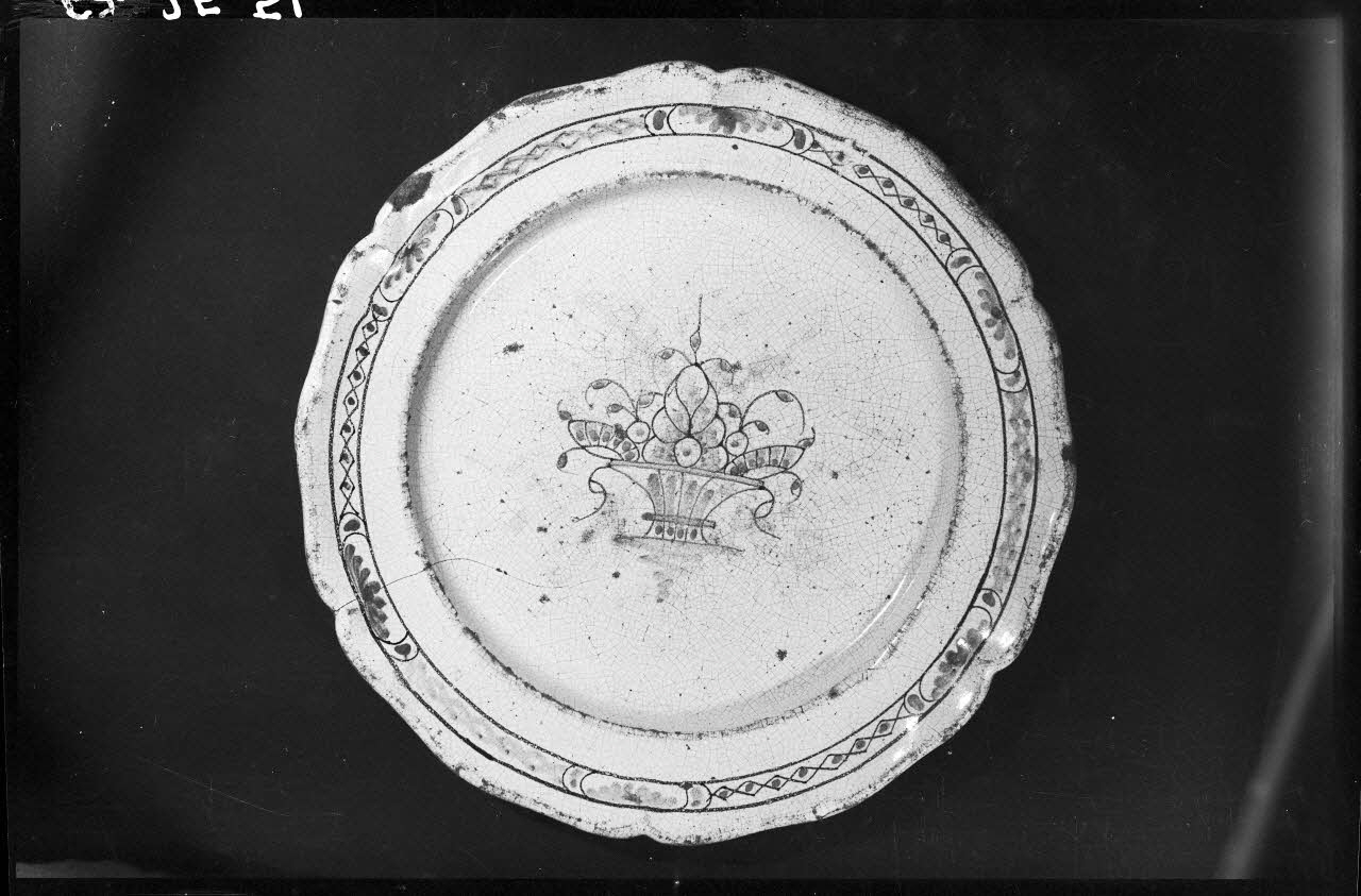 Alain Guey photographie Assiette en faïence décorée d'un bouquet de fleurs Ile-de-France, France 1967/3/1 Ph.1967.25.51 Photo